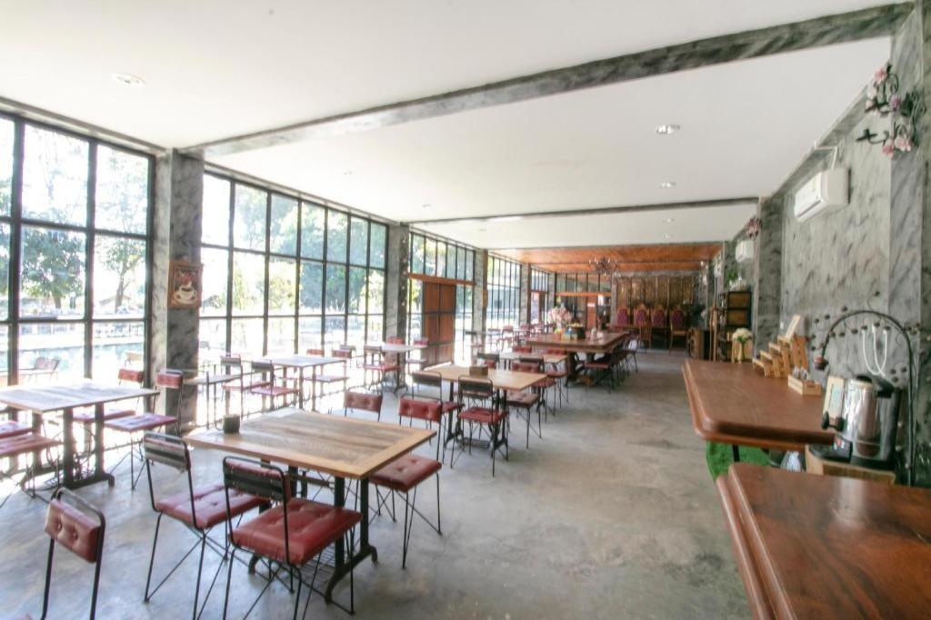 Oyo 75374 Baan Rak Mai Hotel Канчанабури Екстериор снимка